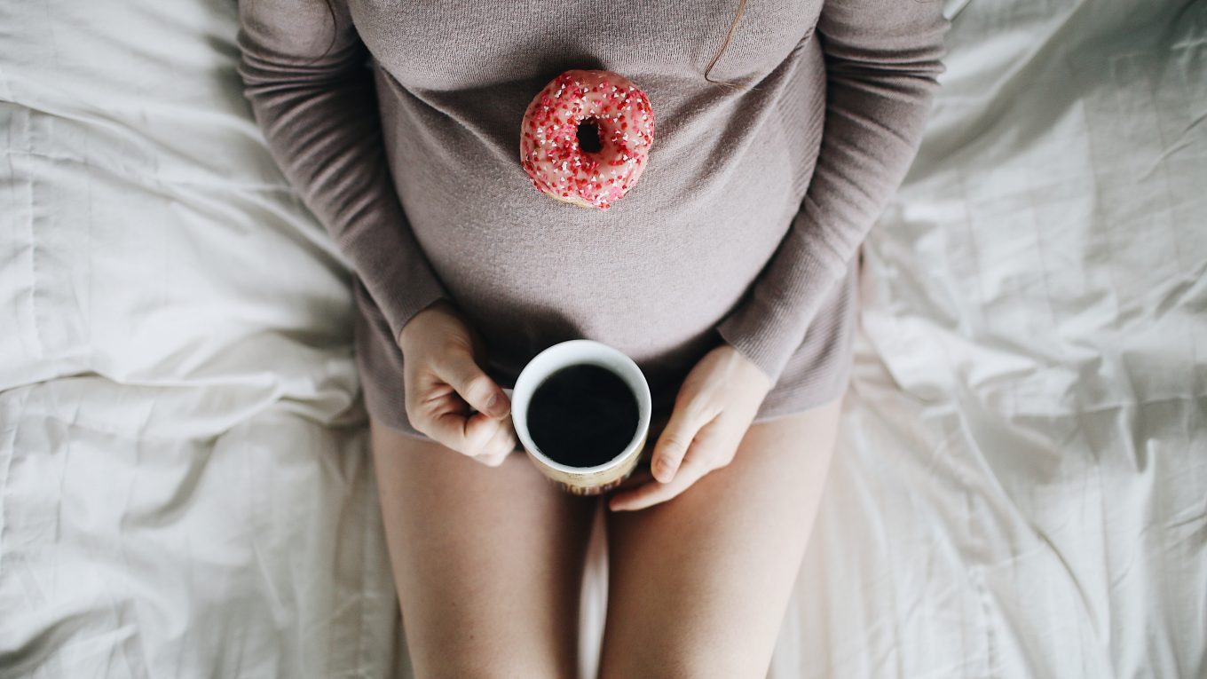 femme-enceinte-cafe-donut